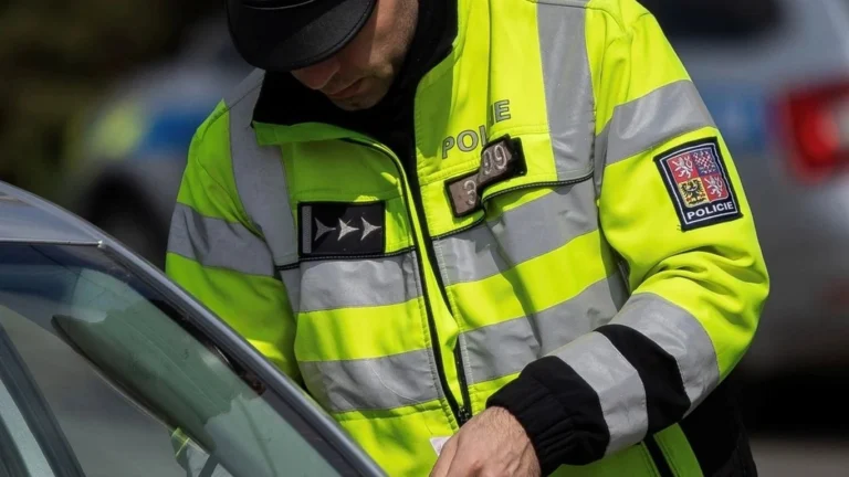 Ilegální tuningový sraz: Tisíce lidí i aut. Policie zveřejnila video z akce
